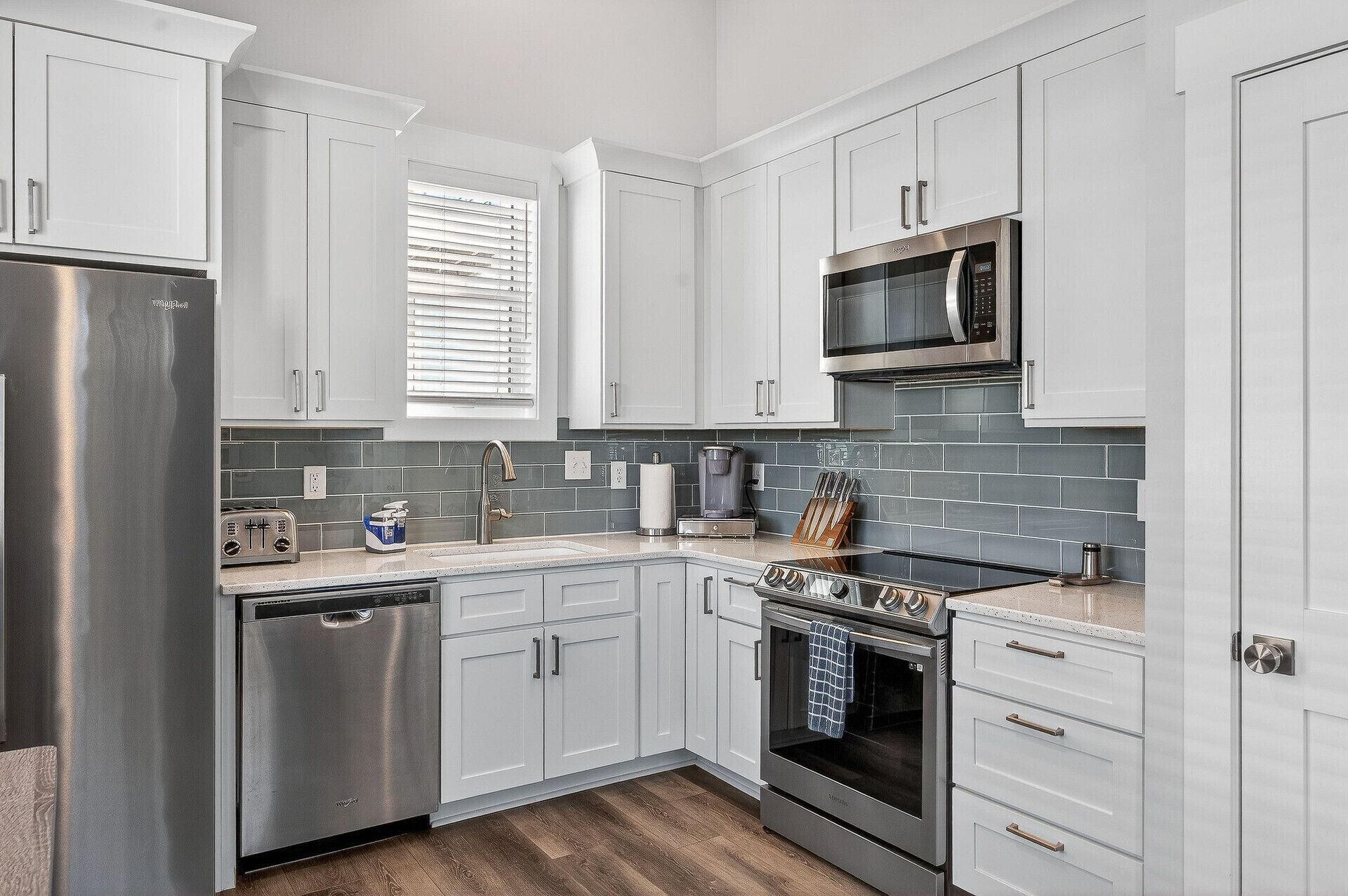 Micro-ondes, four, plaque de cuisson, lave-vaisselle