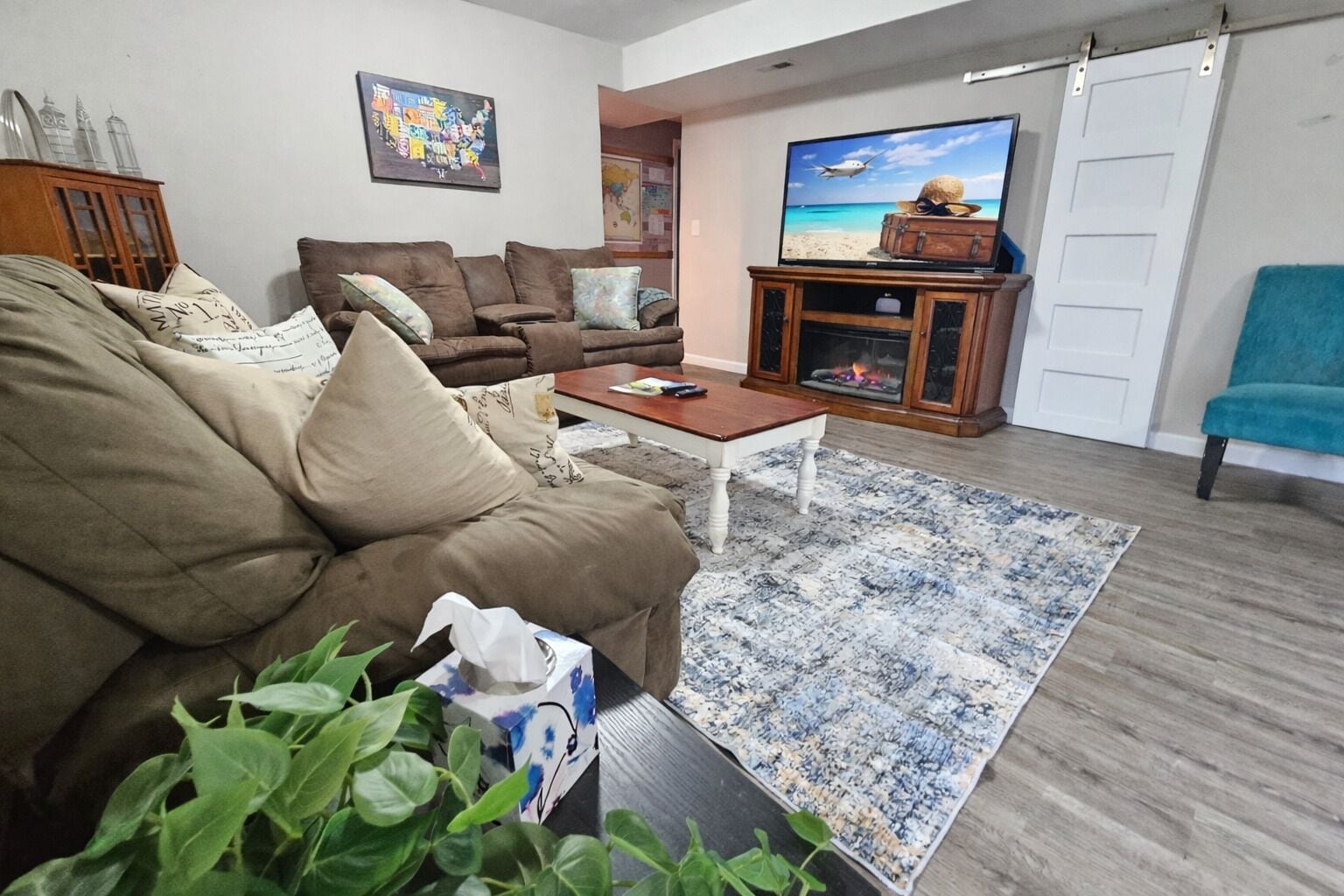 Smart-TV, Kamin, Bücher