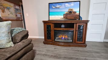 TV connectée, cheminée, livres
