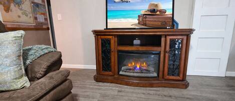 Smart-TV, Kamin, Bücher