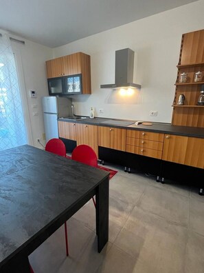 Fridge, oven, stovetop, dishwasher - Villetta Sabri - Holiday House in Garda (Garda)