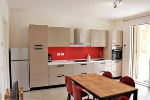 Fridge, oven, stovetop, dishwasher - Villetta Pima - Holiday Home in Garda (Garda)