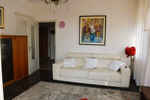 TV - Casa Leopardi - Holiday Apartment in Garda (Garda)