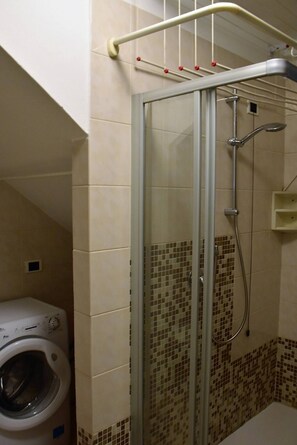 Douche, sèche-cheveux, bidet