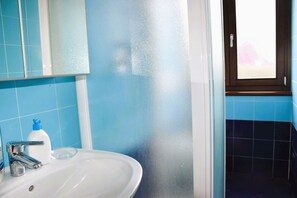 Shower, hair dryer, bidet - Apollonia House - Holiday Rental (Garda)