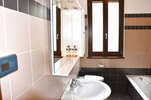 Shower, hair dryer, bidet - Apollonia House - Holiday Rental (Garda)