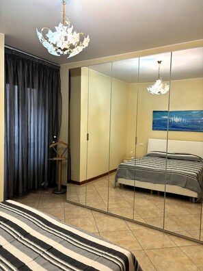 2 bedrooms, free WiFi - Lakeside house in the center of Garda (Garda)