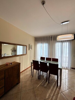 Dining - Lakeside house in the center of Garda (Garda)