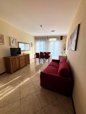 TV - Lakeside house in the center of Garda (Garda)