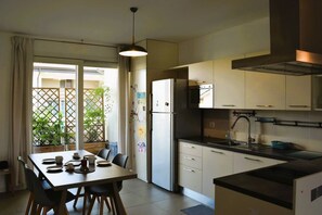 Fridge, microwave, oven, dishwasher - Casa Aida - Holiday Apartment in Costermano sul Garda (Costermano)