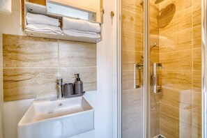 Shower, hair dryer, towels - Charming renovated flat in Bordeaux (Bordeaux)