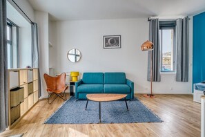 TV - Lovely air-conditioned flat in Bordeaux Chartrons (Bordeaux)