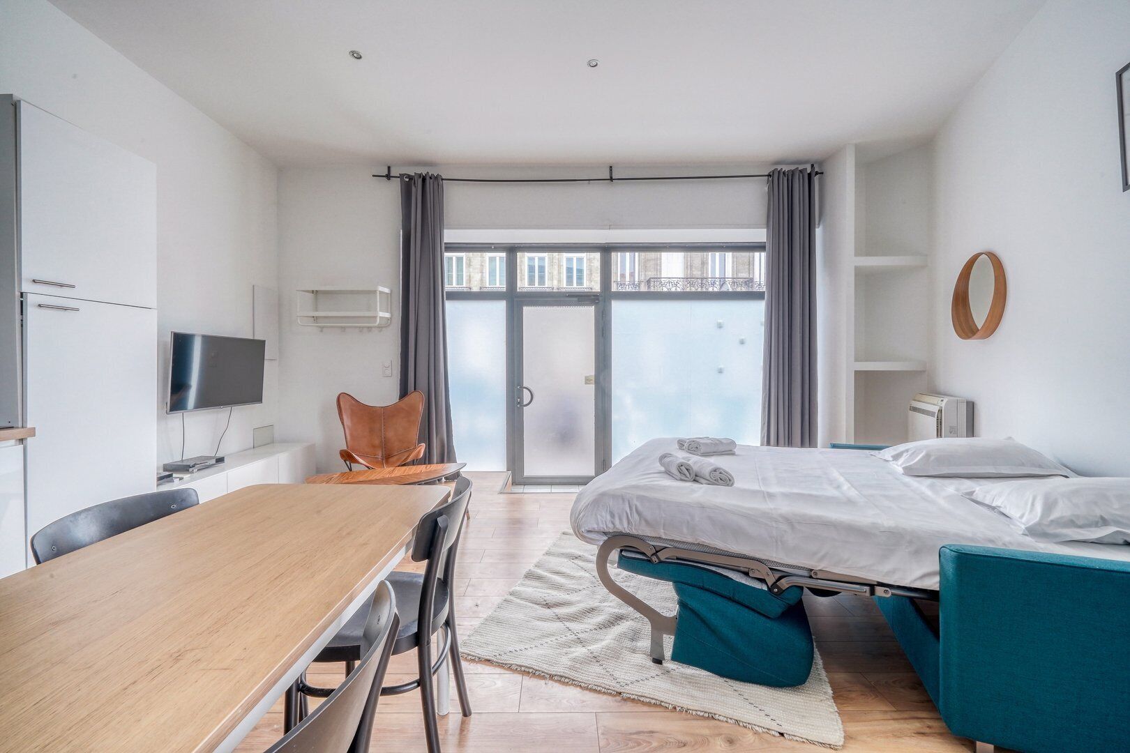 2 bedrooms, iron/ironing board, internet, bed sheets