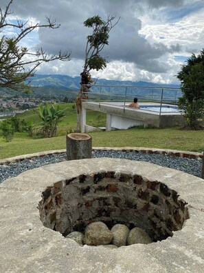 Outdoor spa tub - A Cabin in the Mountains (Dagua)