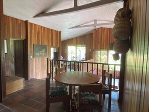 Cabane, 4 chambres, accessible aux personnes à mobilité réduite, fumeurs | Salle à manger