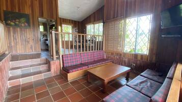 Cabane, 4 chambres, accessible aux personnes à mobilité réduite, fumeurs | Bar lounge