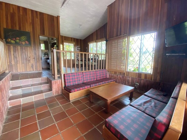 Cabane, 4 chambres, accessible aux personnes à mobilité réduite, fumeur | Bar lounge