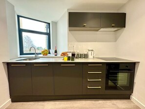 Fridge, microwave, oven, stovetop - Sleeps 8 - Bournemouth - Ideal Families & Groups! (Westbourne)