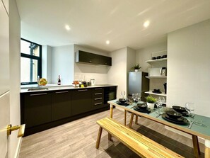 Fridge, microwave, oven, stovetop - Sleeps 8 - Bournemouth - Ideal Families & Groups! (Westbourne)