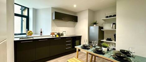 Geladeira, micro-ondas, fogão, cooktop