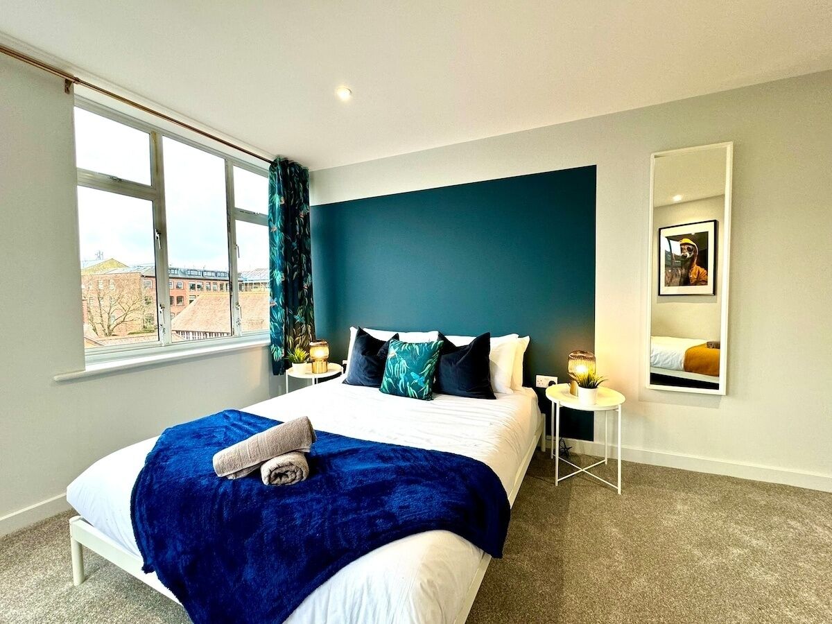 3 quartos, ferros/tábuas de passar roupa, acesso à internet