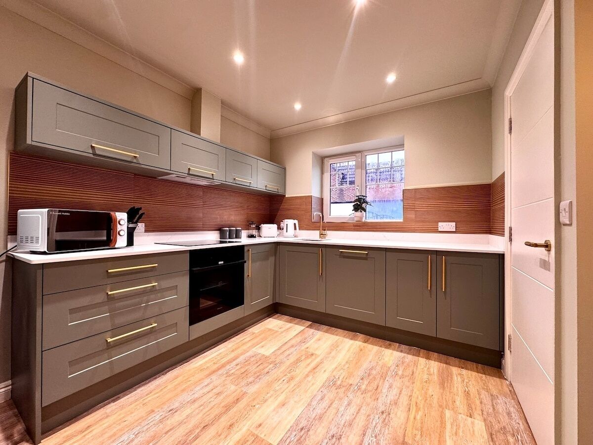 Kylskåp, mikrovågsugn, ugn och spishäll