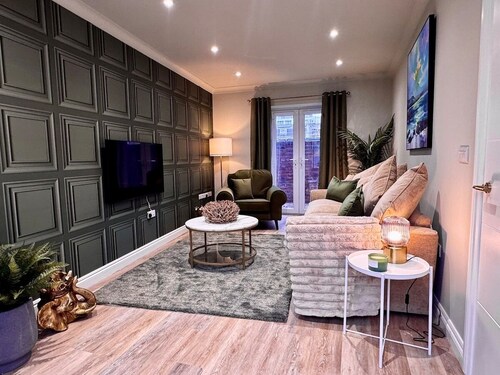 WOW! 4-Bed Home Newly Renovated! Great Location!