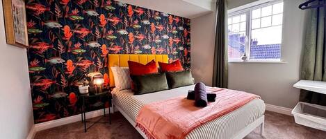 4 bedrooms, iron/ironing board, internet, bed sheets