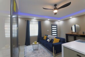 Smart TV - Midas Royal- Cozy Private Residence in San Fernando (Corinth Hill)