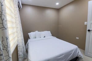 3 bedrooms, iron/ironing board, WiFi, bed sheets - Midas Royal- Cozy Private Residence in San Fernando (Corinth Hill)