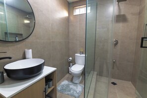 Shower, towels, soap, toilet paper - Midas Royal- Cozy Private Residence in San Fernando (Corinth Hill)