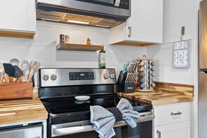 Fridge, microwave, oven, stovetop - Cozy Cottage on Perrymont (Lynchburg)