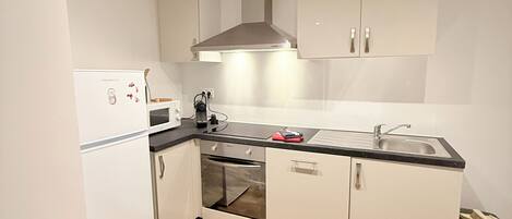 Kjøleskap, mikrobølgeovn, ovn og kokeplater