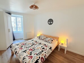 1 sovrum och sängkläder