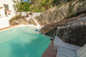 Unclassified image, 2 of 27, button