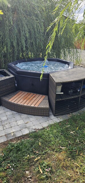 Outdoor spa tub - Charming family home with jacuzzi, multi-sports pitch and gym (Porte-des-Bonnevaux)