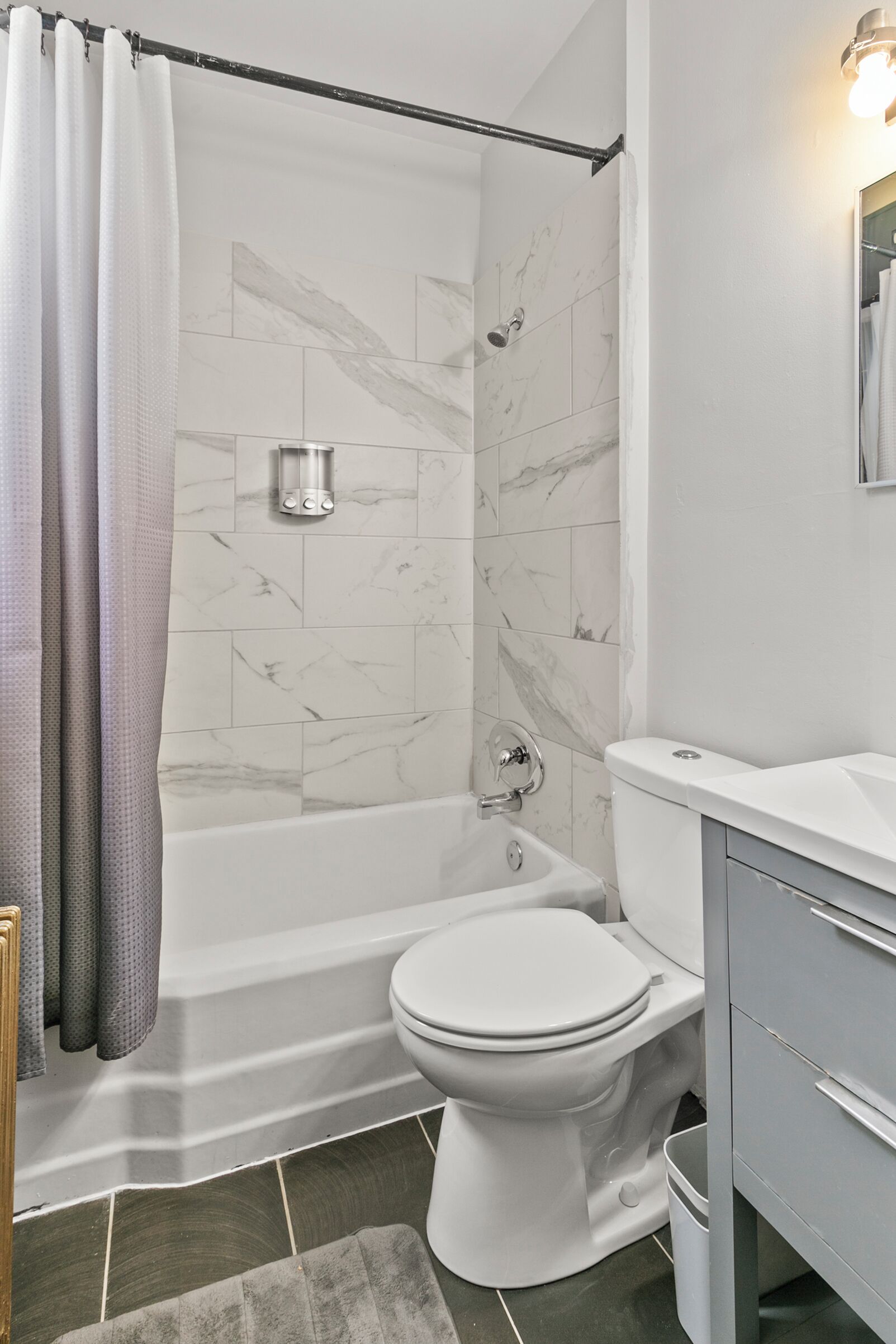 Un baño moderno con bañera, inodoro y tocador.