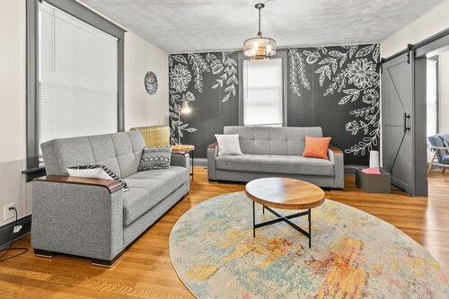 Downtown Studio Chic- 3 blocks from the Zoo