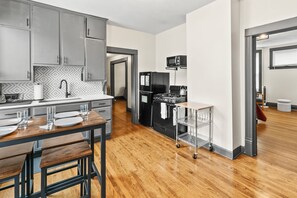 Unclassified image, 4 of 14, button - Downtown Studio Chic- 3 blocks from the Zoo (Omaha)