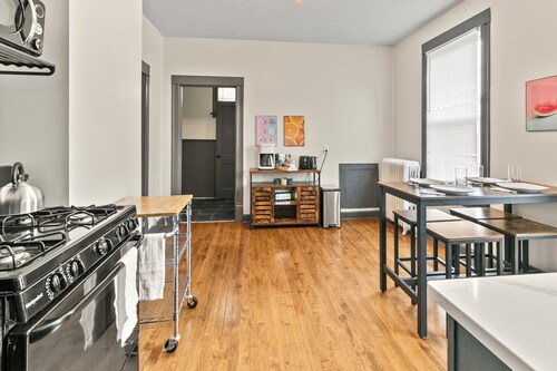 Downtown Studio Chic- 3 blocks from the Zoo