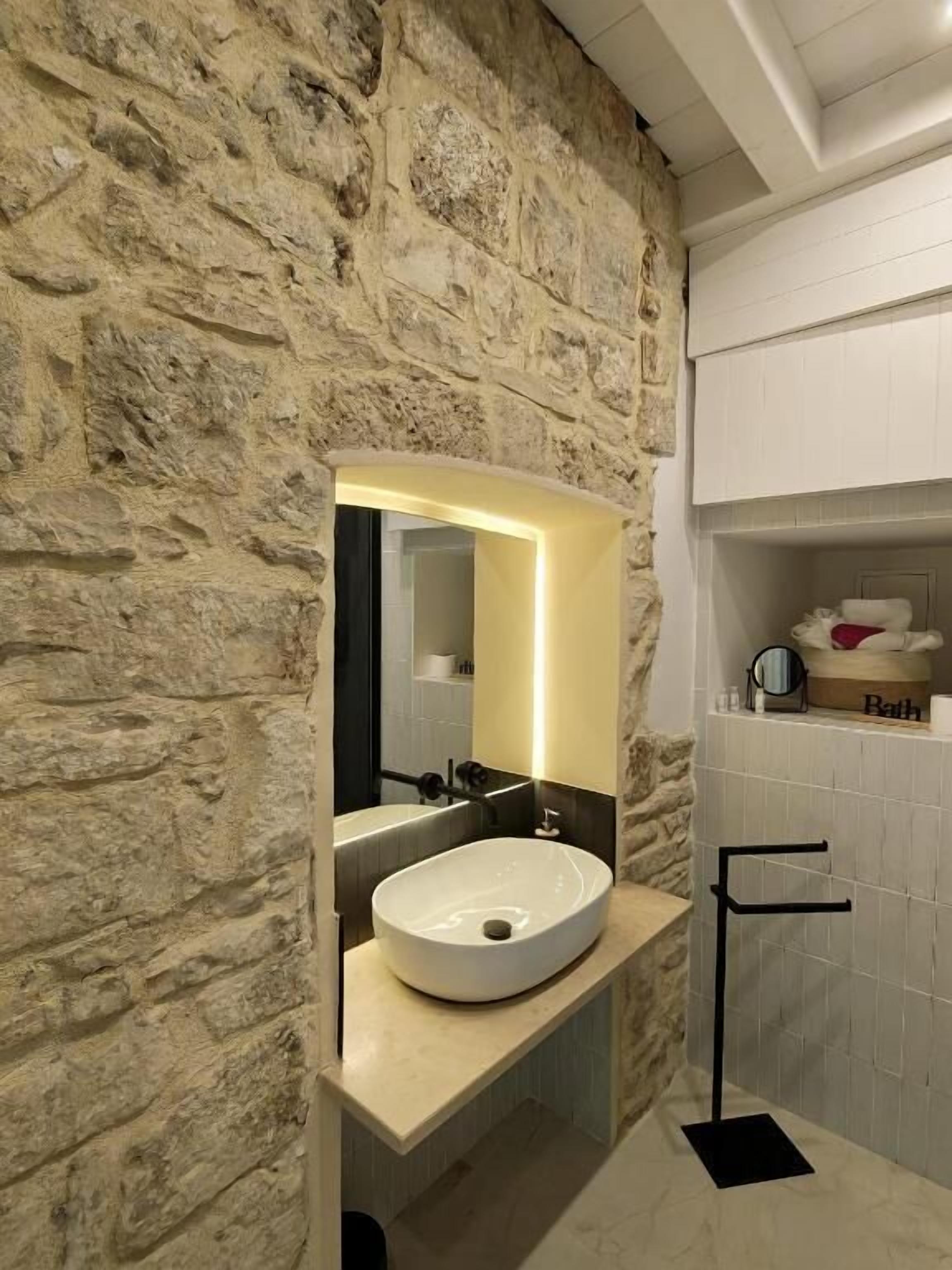 Ducha, secador de pelo, bidé y toallas