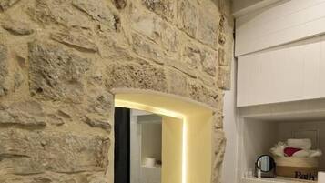 Ducha, secador de pelo, bidé y toallas