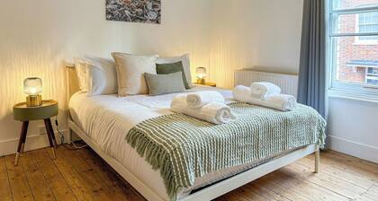 New | Cosy & Stylish City Centre Home | Sleeps 6