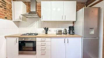 Geladeira, micro-ondas, fogão, cooktop