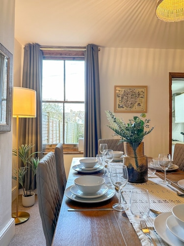 New | Cosy & Stylish City Centre Home | Sleeps 6