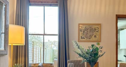 New | Cosy & Stylish City Centre Home | Sleeps 6