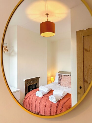 New | Cosy & Stylish City Centre Home | Sleeps 6