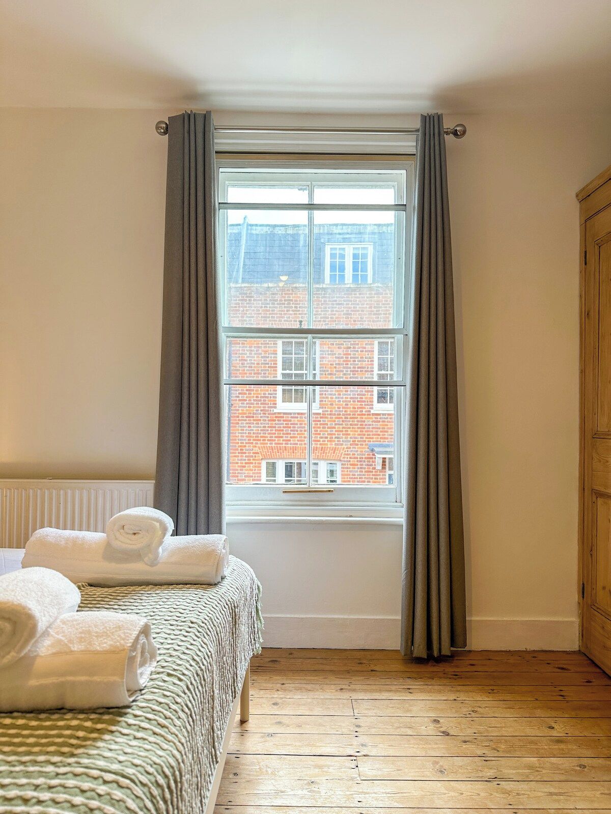 3 bedrooms, iron/ironing board, internet, bed sheets