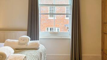 3 bedrooms, iron/ironing board, internet, bed sheets