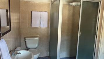 Chambre Deluxe, vue cour intérieure | Salle de bain